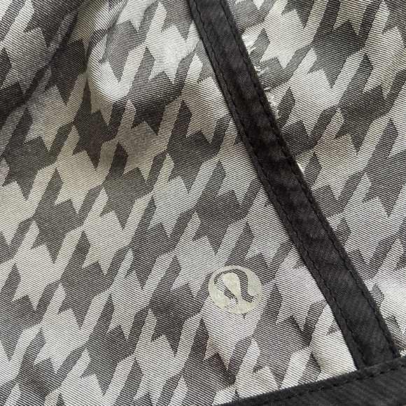 Lululemon shorts Size 6 - Picture 3 of 6